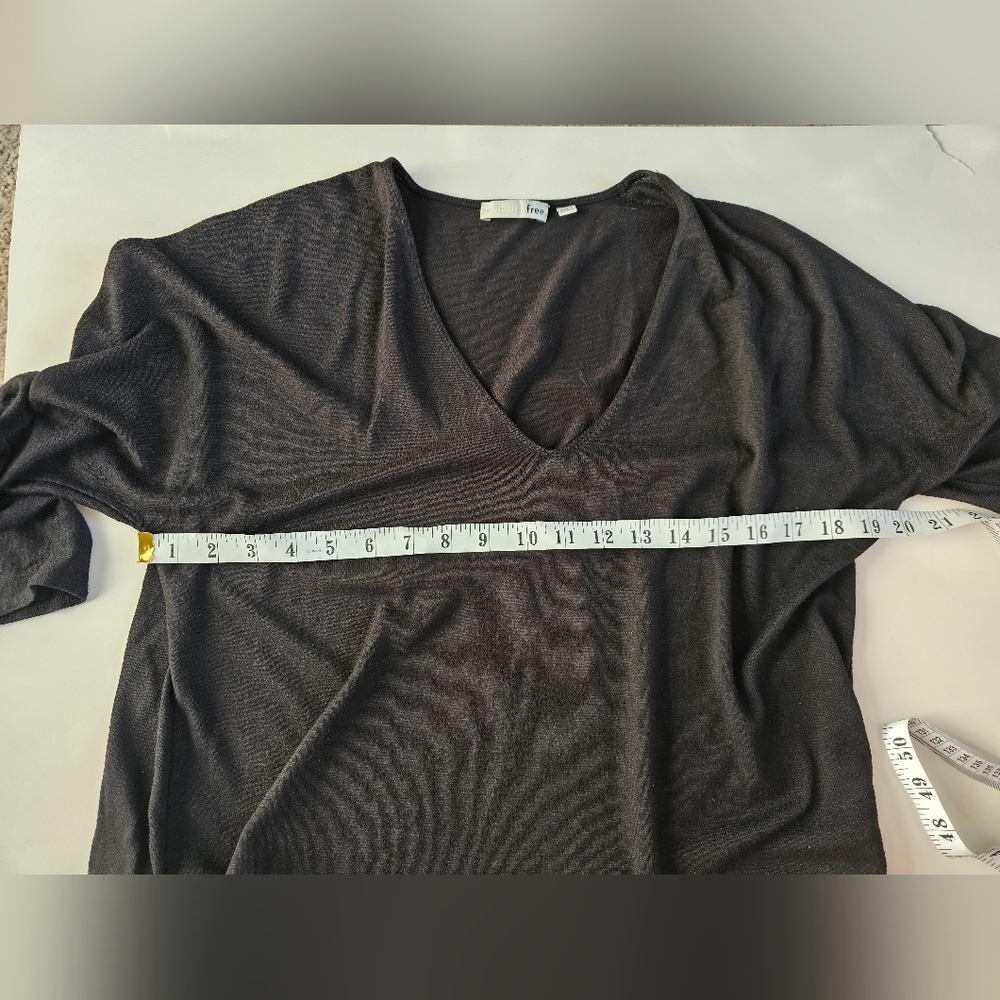 Aritzia Wilfred Free S Elegant Black V-Neck Women's 3/4 sleeve Top - Picture 3 of 5